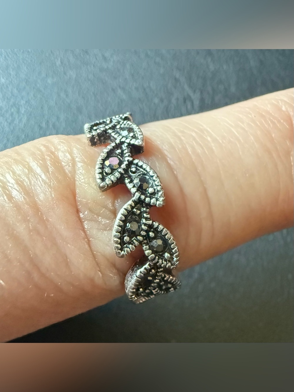 Size 10 Ring with Leaf Design All The Way Around Silver Tone
